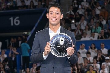 贈呈された記念品を手にする錦織圭