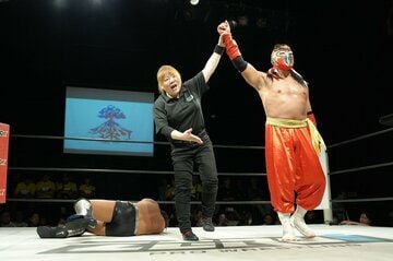 新必殺技で中嶋勝彦(左下)を下したハヤブサ（©博文社）