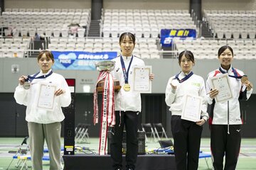 金メダルを獲得した上野優佳（左から2人目＝©日本フェンシング協会）
