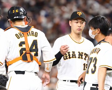  山﨑（左から２人目）はそのまま交代となった（東スポWeb）