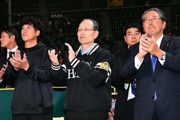 拍手する（左から）ソフトバンク・城島健司ＣＢＯ、王貞治球団会長、後藤芳光球団社長兼オーナー代行