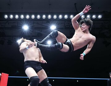 野村直矢(左)にドロップキックする安齊勇馬