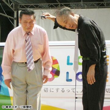  薄毛用のくしで髪をとくはるか（右）とかなた