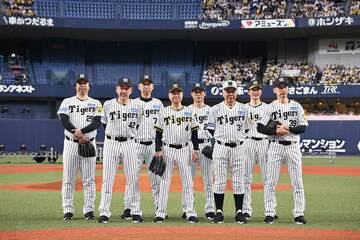 レジェンド始球式を行った（左から井川慶氏、下柳剛氏、今岡誠氏、川藤幸三氏、桧山進次郎氏、掛布雅之氏、能見篤史氏、矢野燿大氏）