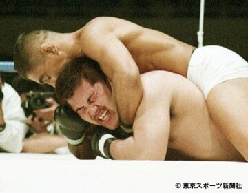１９９５年４月２０日、日本武道館で行われたバーリトゥードジャパンで、木村さん（下）はヒクソンにスリーパーホールドで敗れた