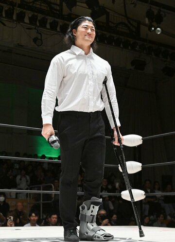 松葉杖を手にリングに上がったＯＺＡＷＡ