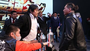  ３冠王者・ジェイク(右)とにらみ合う諏訪魔（東スポWeb）