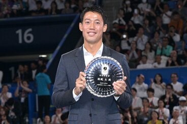 贈呈された記念品を手にする錦織圭