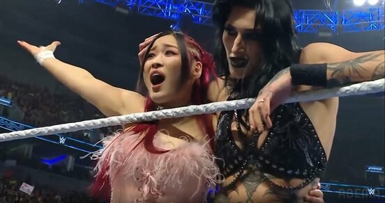 リア・リプリー（右）のピンチを救ったイヨ・スカイ©AbemaTV.Inc.