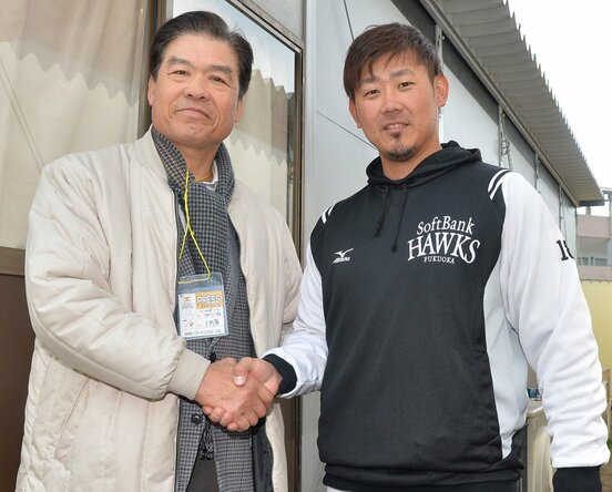  ２０１５年のソフトバンク春季キャンプで松坂と握手する伊原春樹氏（左）