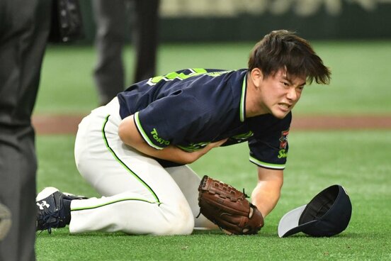 打球が直撃し苦悶の表情のヤクルト・木沢尚文