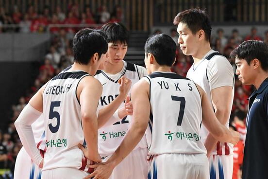 円陣を組むバスケ韓国代表