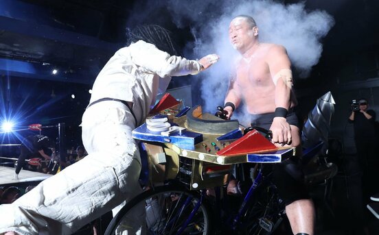 グレート・マミーの白粉攻撃を受ける高木三四郎