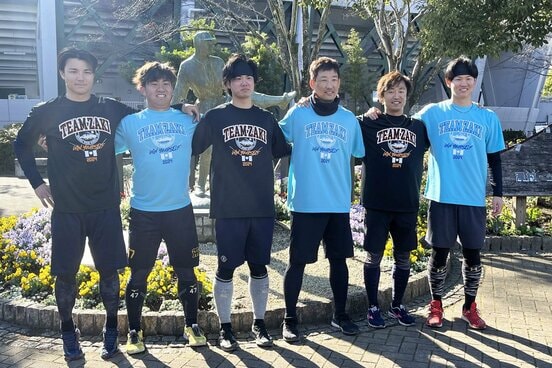 自主トレを公開した阪神投手陣の(左から)栄枝、桐敷、川原、岩崎、島本、及川