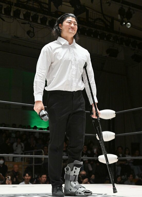 松葉杖を手にリングに上がったＯＺＡＷＡ