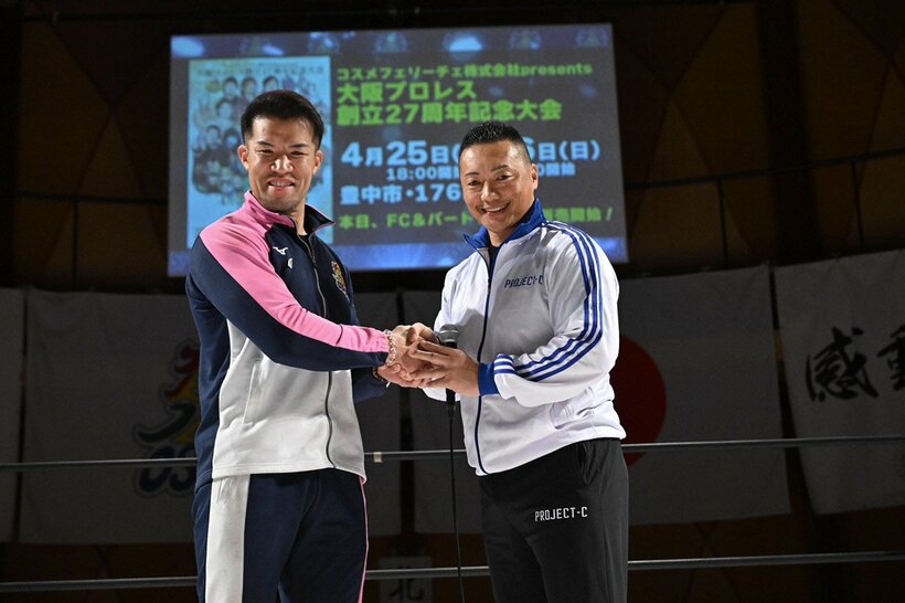 大阪プロレス・大正大会に来場し、ゼウス社長(左)と握手するＣＩＭＡ