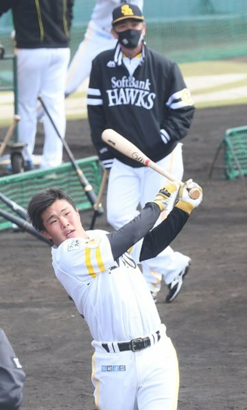 工藤監督(奥)が見守る中、打撃練習を行ったソフトバンク・井上朋也