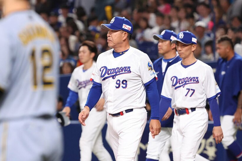 試合後、渋い表情の中日・井上監督(中)