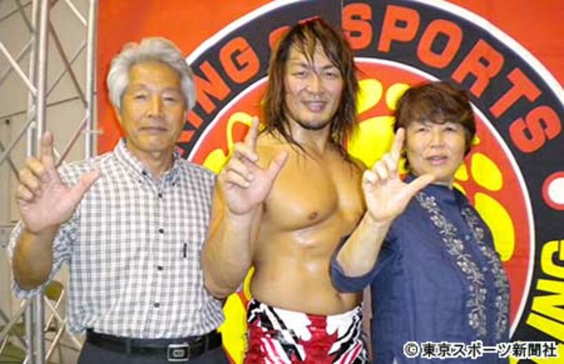 父・貞之さん（左）、母・とも子さん（右）とポーズを決める棚橋
