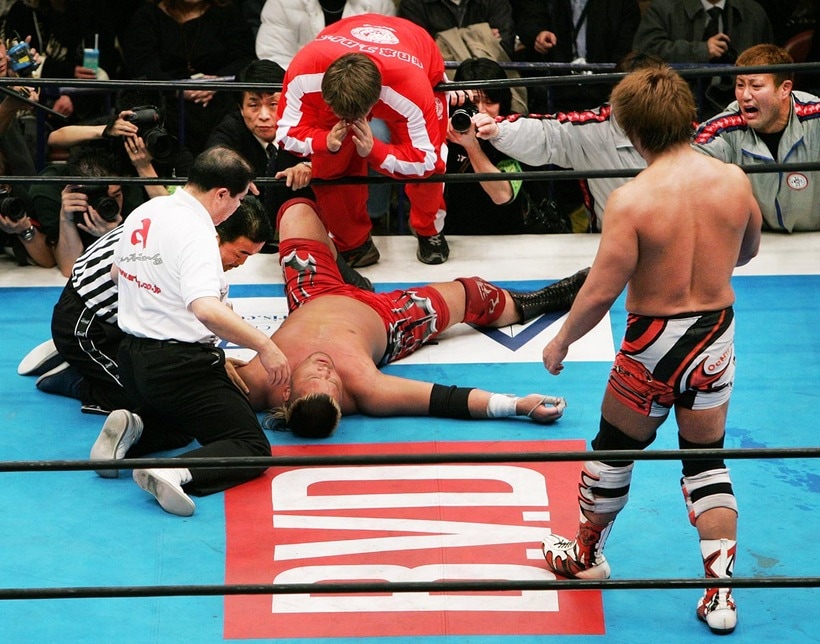 小島（手前）はダウンして動けない天山を見つめた（２００５年２月、両国国技館）