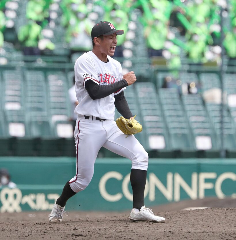  マウンドで勝利の雄たけびを上げた日大山形・滝口琉偉投手