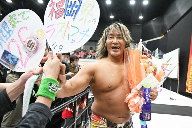 福岡ラストマッチを飾り、ファンから花束をうけとる棚橋弘至　