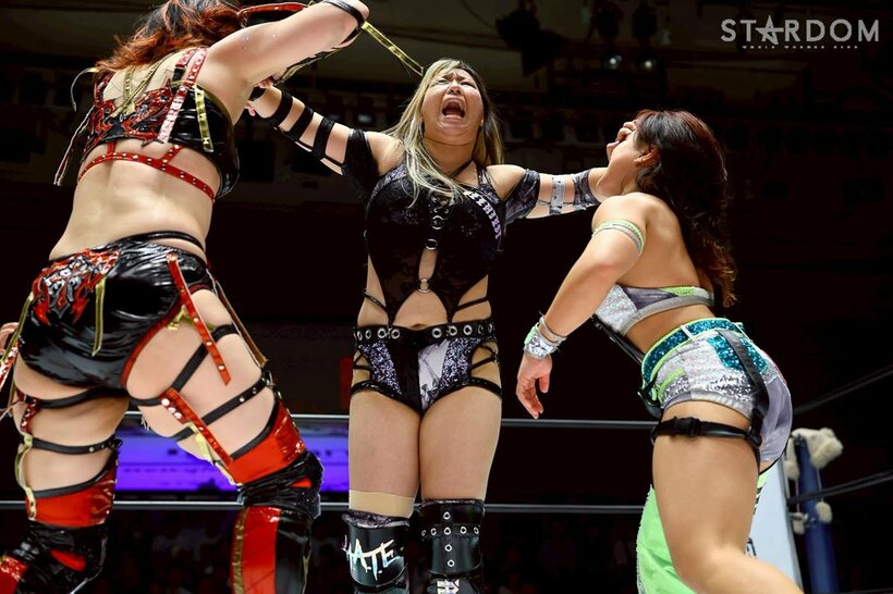 ４ＷＡＹタッグ戦で大暴れした渡辺桃（中央）