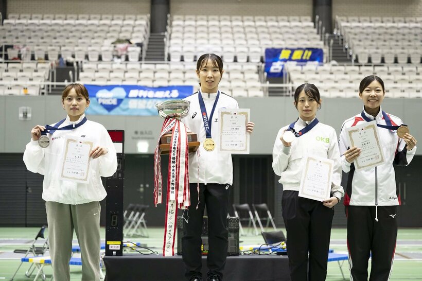 金メダルを獲得した上野優佳（左から2人目＝©日本フェンシング協会）