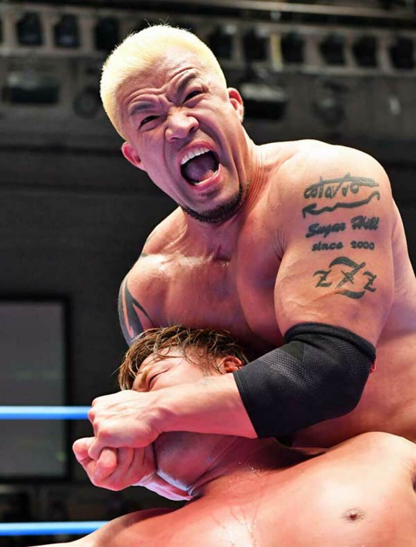  宮原にフェースロックを決めるゼウス㊤