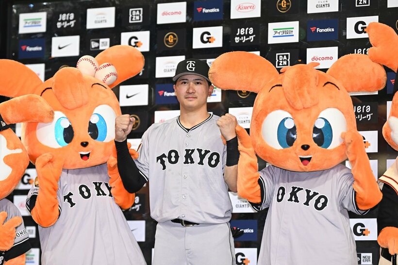 初のお立ち台に、緊張気味？な表情の巨人・泉口友汰(中)
