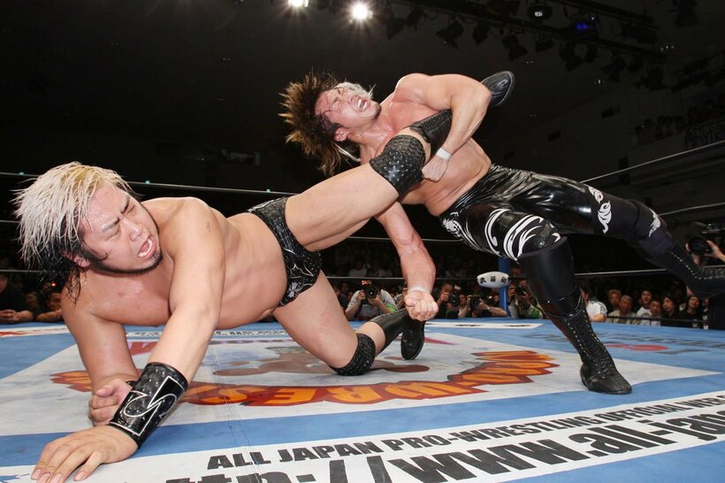 諏訪魔（左）にドラゴンスクリューをかける棚橋弘至（２００８年４月）