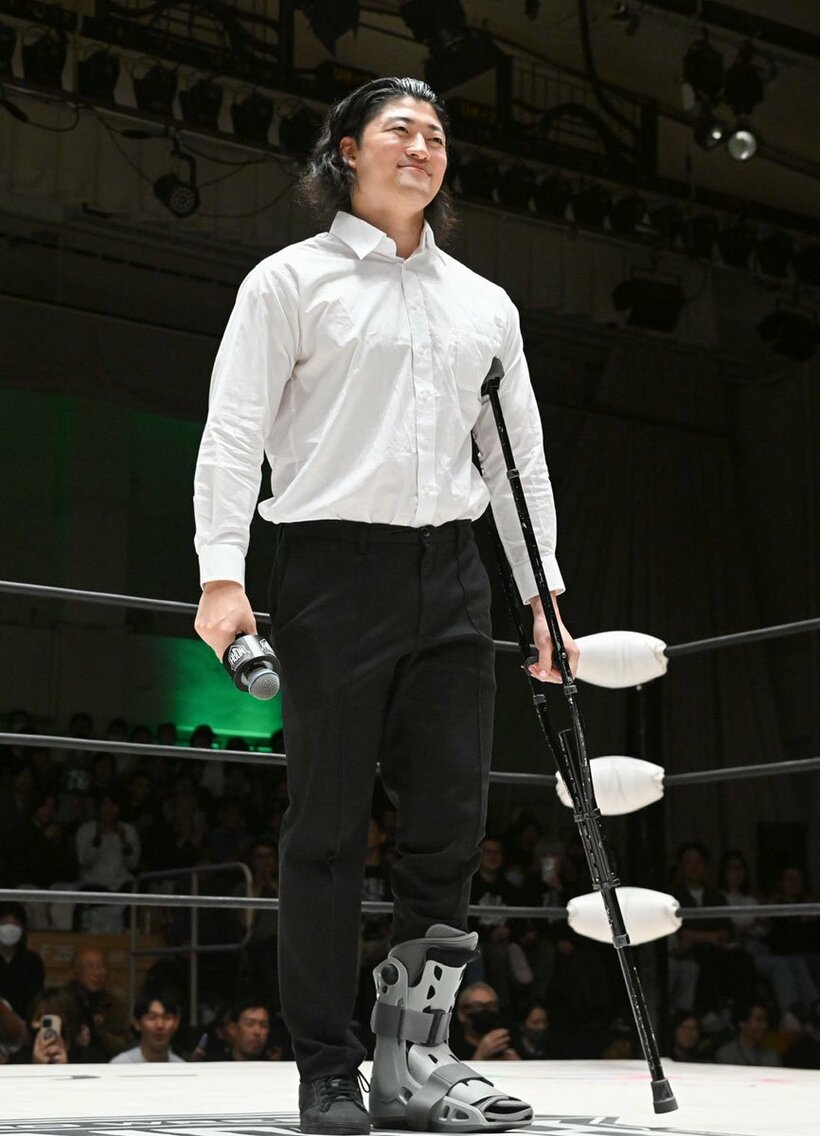 松葉杖を手にリングに上がったＯＺＡＷＡ