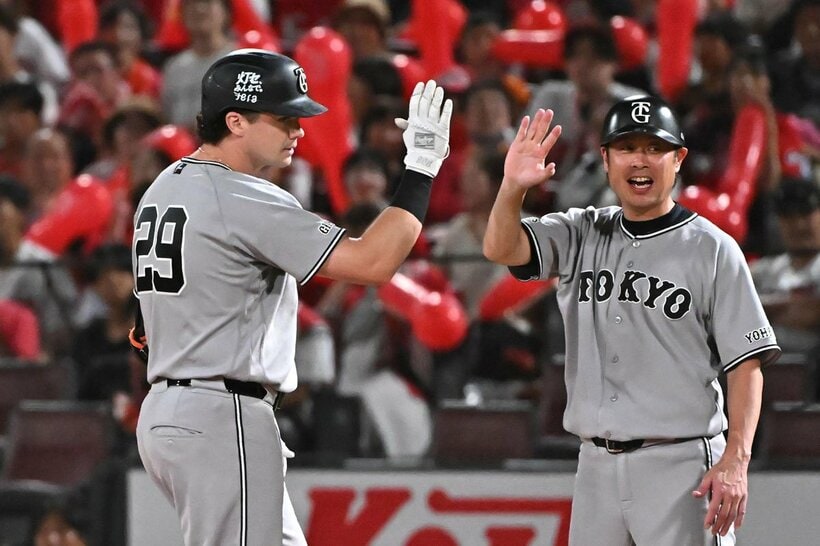 ７回、逆点の２点適時打を放ったダルベック（左）