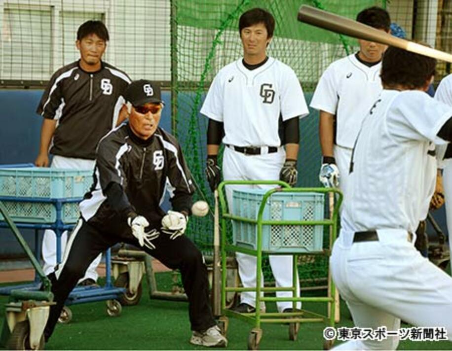 ナゴヤ球場秋季キャンプでナインを指導する土井特別コーチ（左）