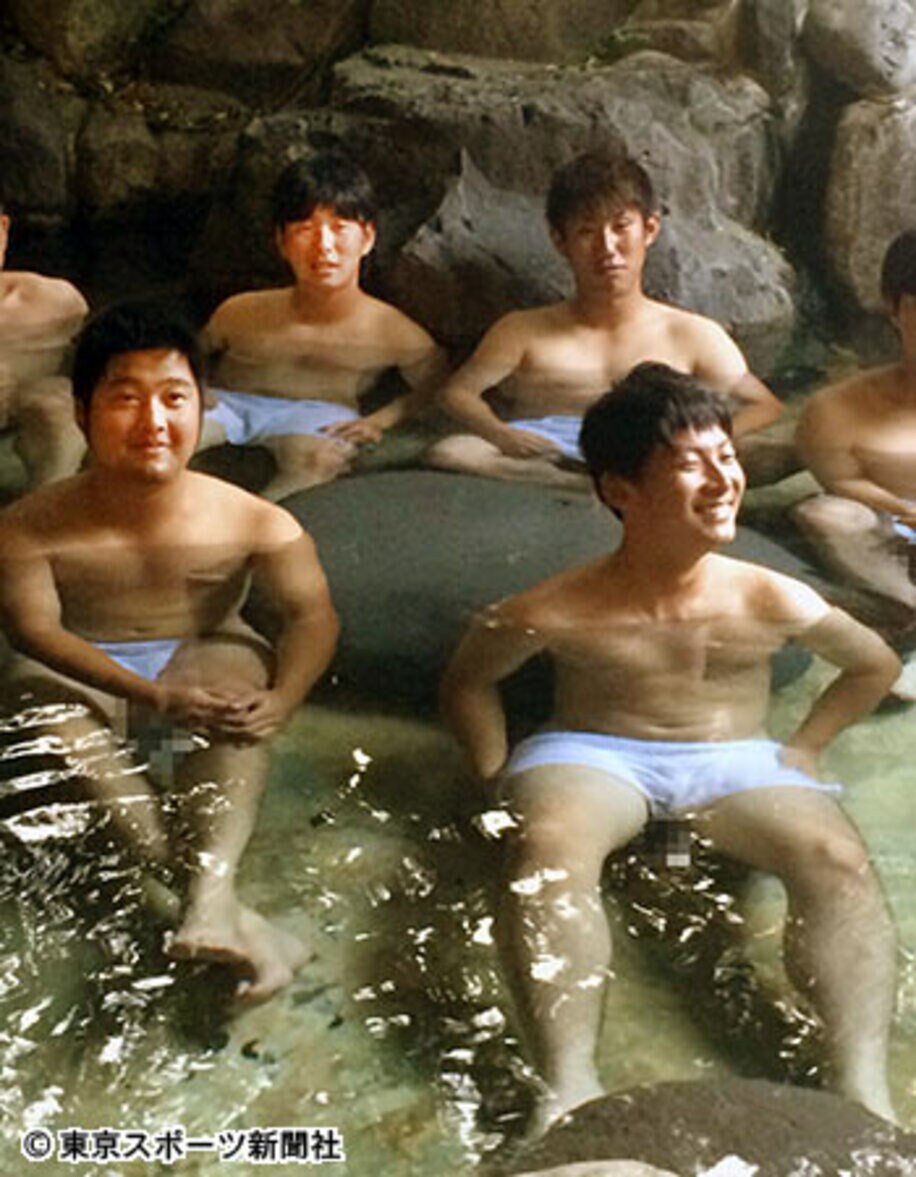温泉で疲れをとる（後左から）大瀬良、中田、（前列左から）中崎、一岡ら
