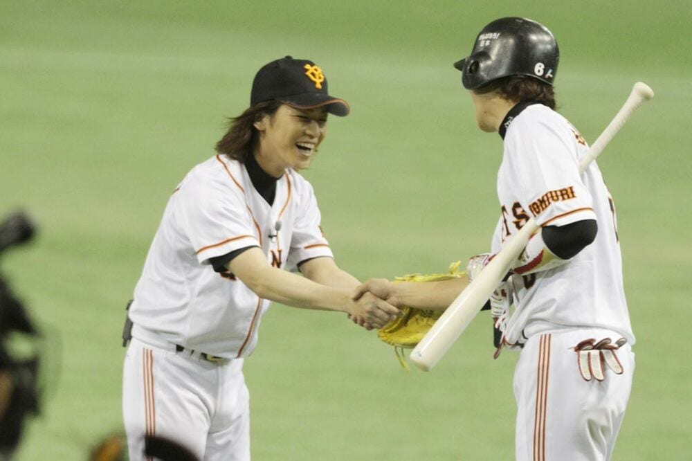 投手・亀梨（左）と１打席真剣勝負した坂本勇人（2012年）