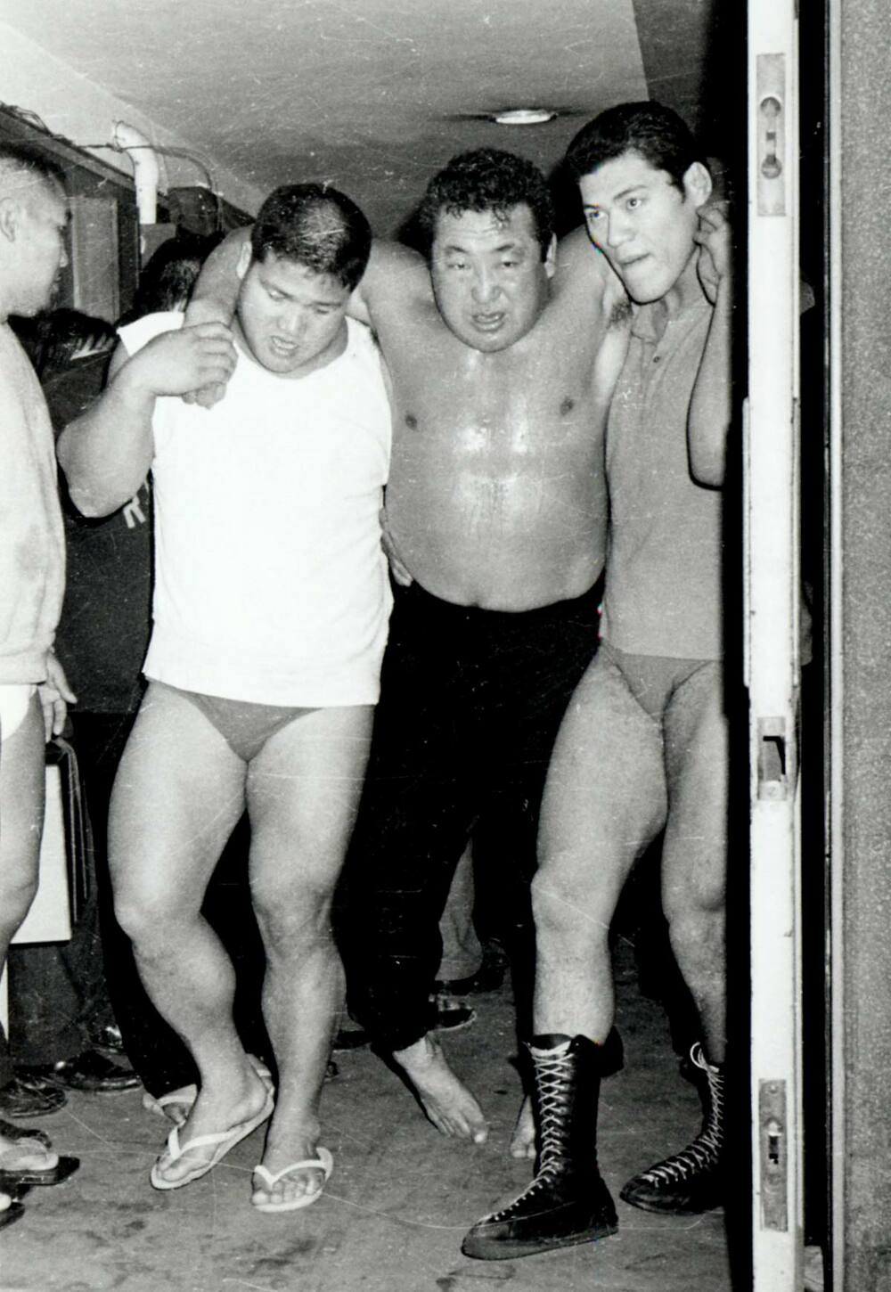 激闘後、力道山は歩けず猪木（右）と豊登の肩を借りて引き揚げた