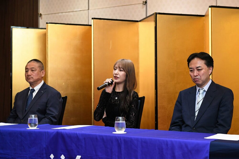 会見に出席した（左から）株式会社Cyber Fight・高木三四郎副社長、上福ゆき、東京女子プロレス・甲田哲也代表