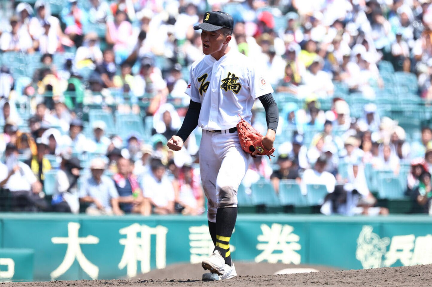 三振を奪いガッツポーズをする石橋・入江祥太