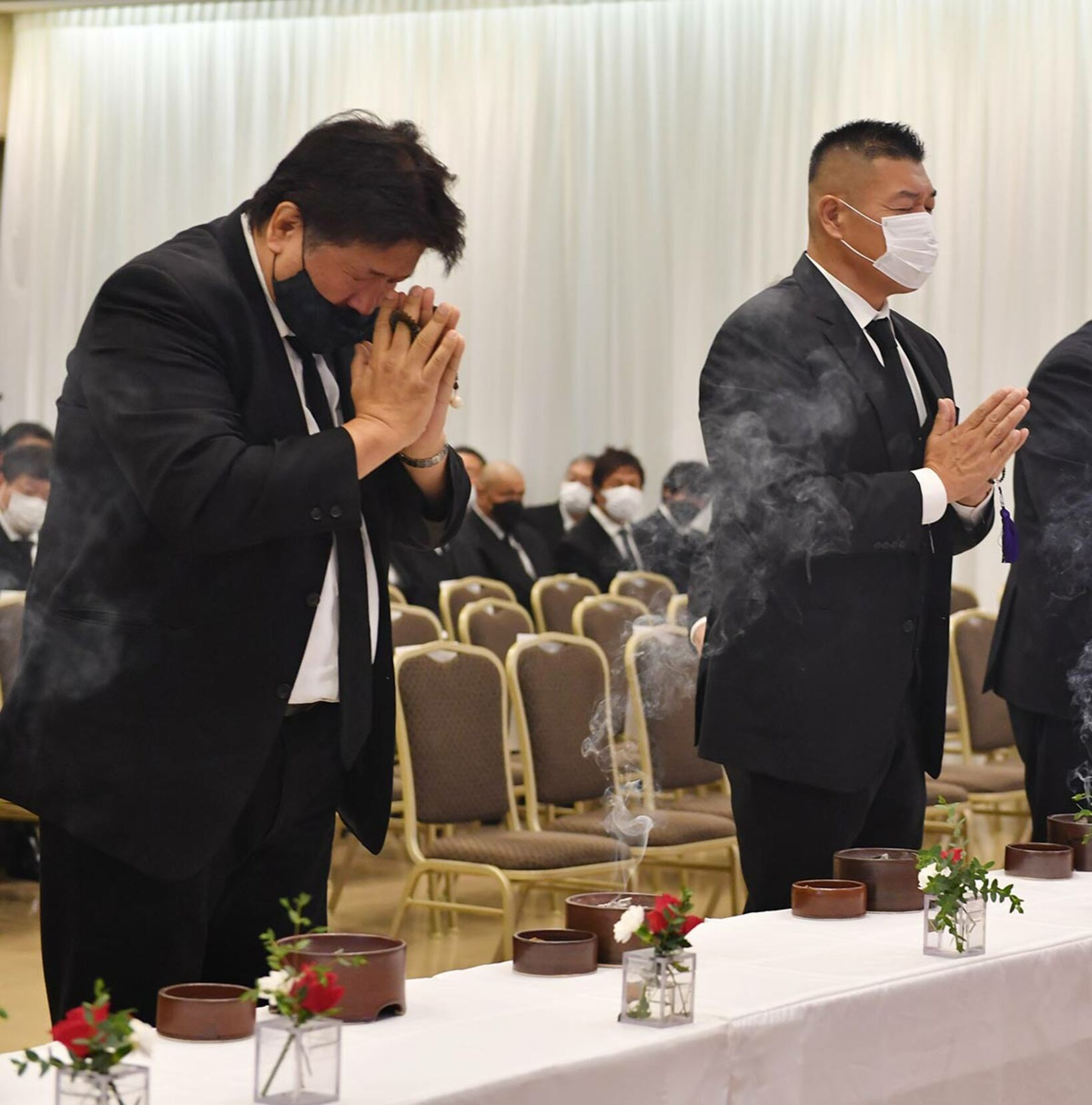 通夜に訪れた前田日明氏（左）と小川直也氏（ＩＧＦ提供）