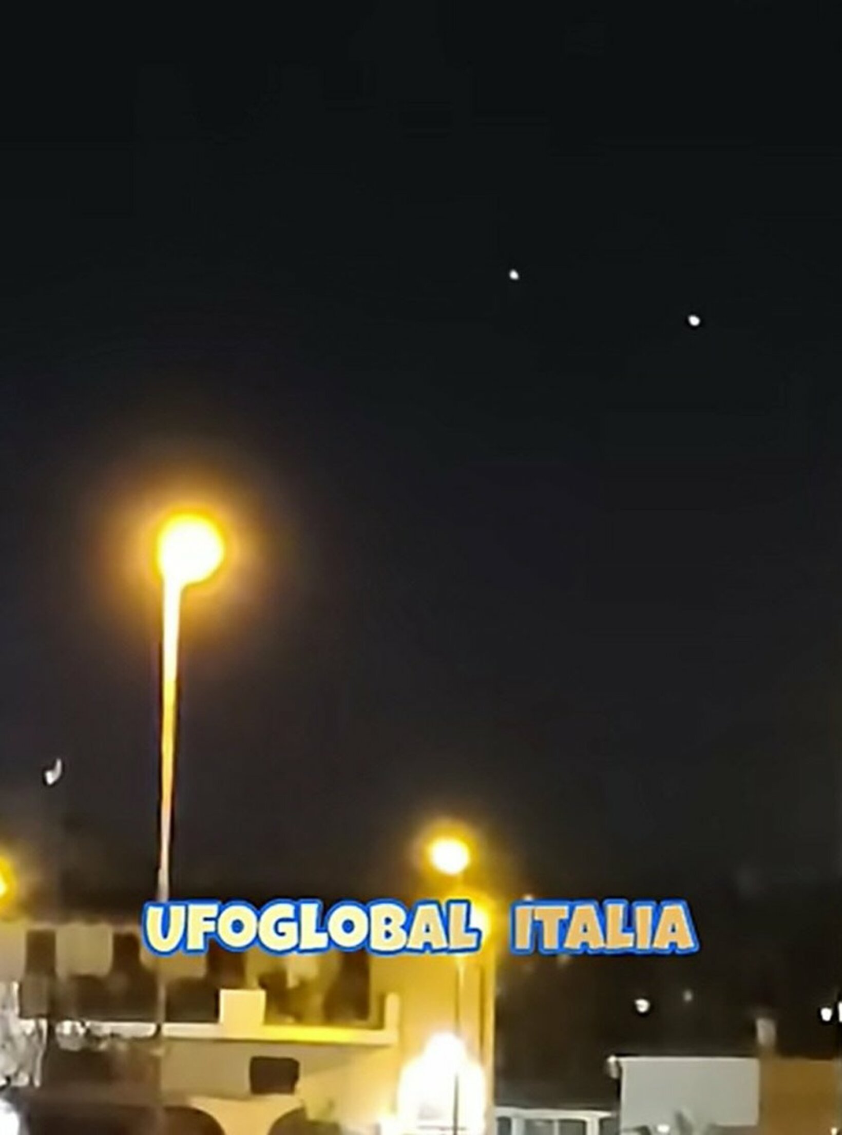 ３機のＵＦＯが…（１月１８日バーリで撮影、ＵＦＯグローバル・イタリアのフェイスブックから）