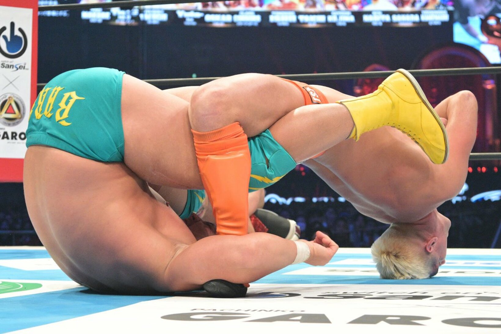 ボルチン・オレッグ（左）から３カウントを奪ったザック・セイバーJr.