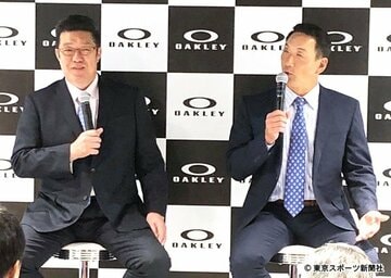  広島・佐々岡監督（左）と金本氏