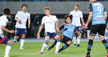  芸術的ボレーで先制点を決めたＦＷ家長(手前右から２人目)