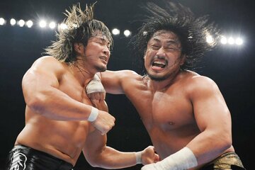 後藤洋央紀（右）から強烈なエルボーをくらう棚橋弘至（左、07年11月）