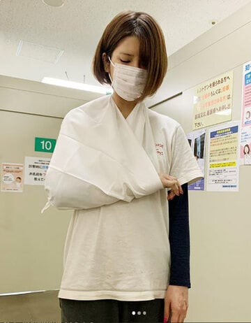  今年２月に右手を骨折した坂口杏里（インスタグラムanridayo33から）
