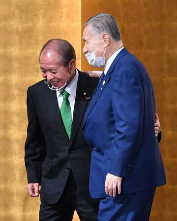  鈴木宗男氏（左）と森喜朗氏