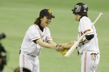 投手・亀梨（左）と１打席真剣勝負した坂本勇人（2012年）
