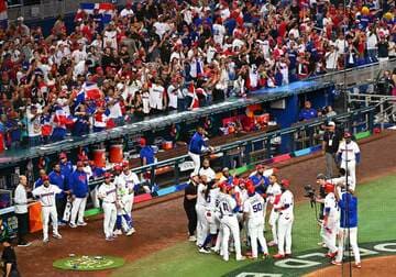 ドミニカ共和国のコールド勝ちにスタンドのファンも熱狂