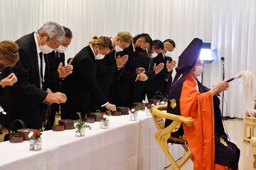 左から坂口征二氏、藤波辰爾、棚橋弘至、オカダ・カズチカ、中邑真輔、永田裕志、天山広吉（ＩＧＦ提供）